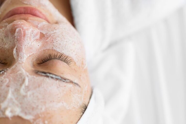 Dermatologų ir kosmetologų požiūris į cheminių pilingų saugumą – ką turi žinoti klientas