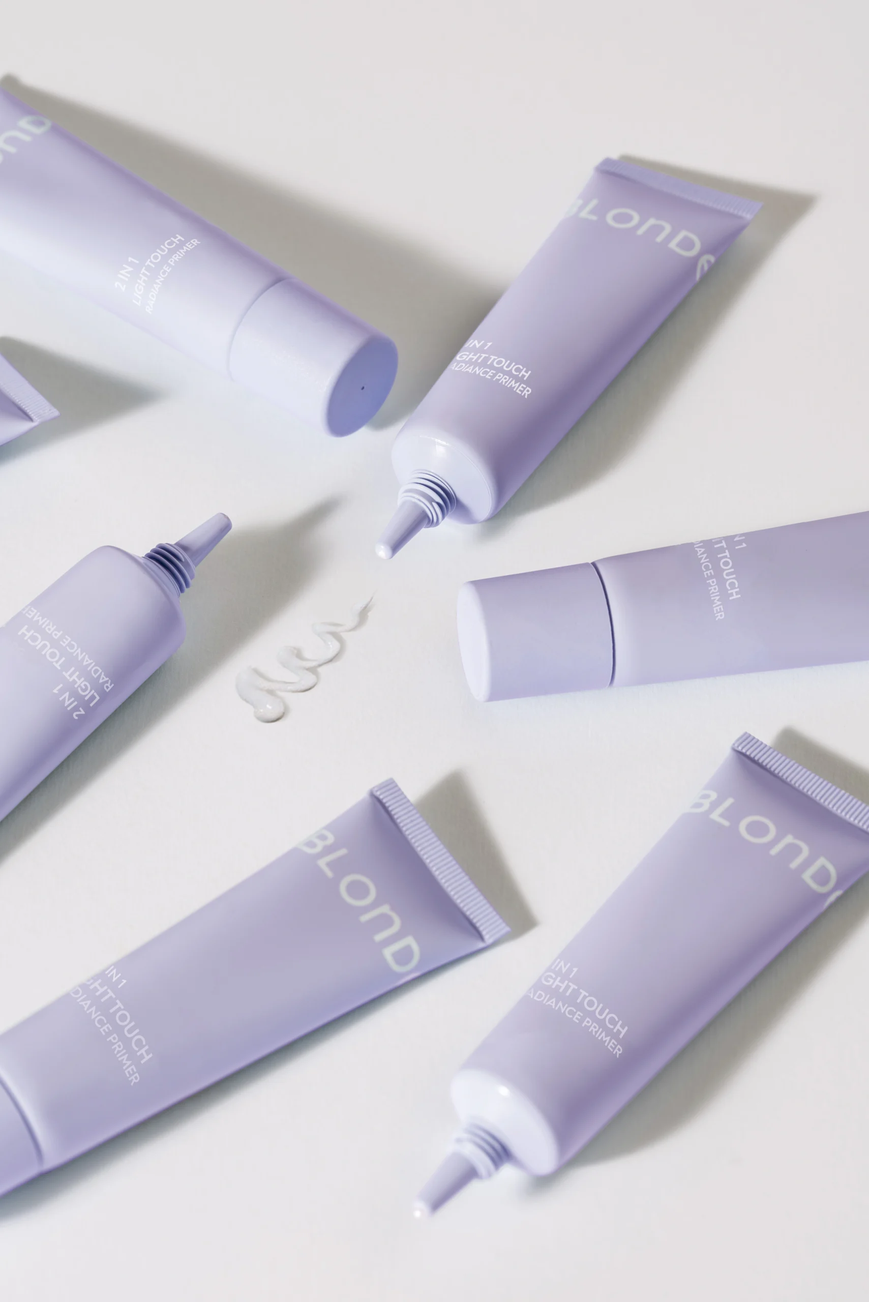 BLONDESISTER 2 IN 1 švytėjimo suteikianti makiažo bazė, 30 ml