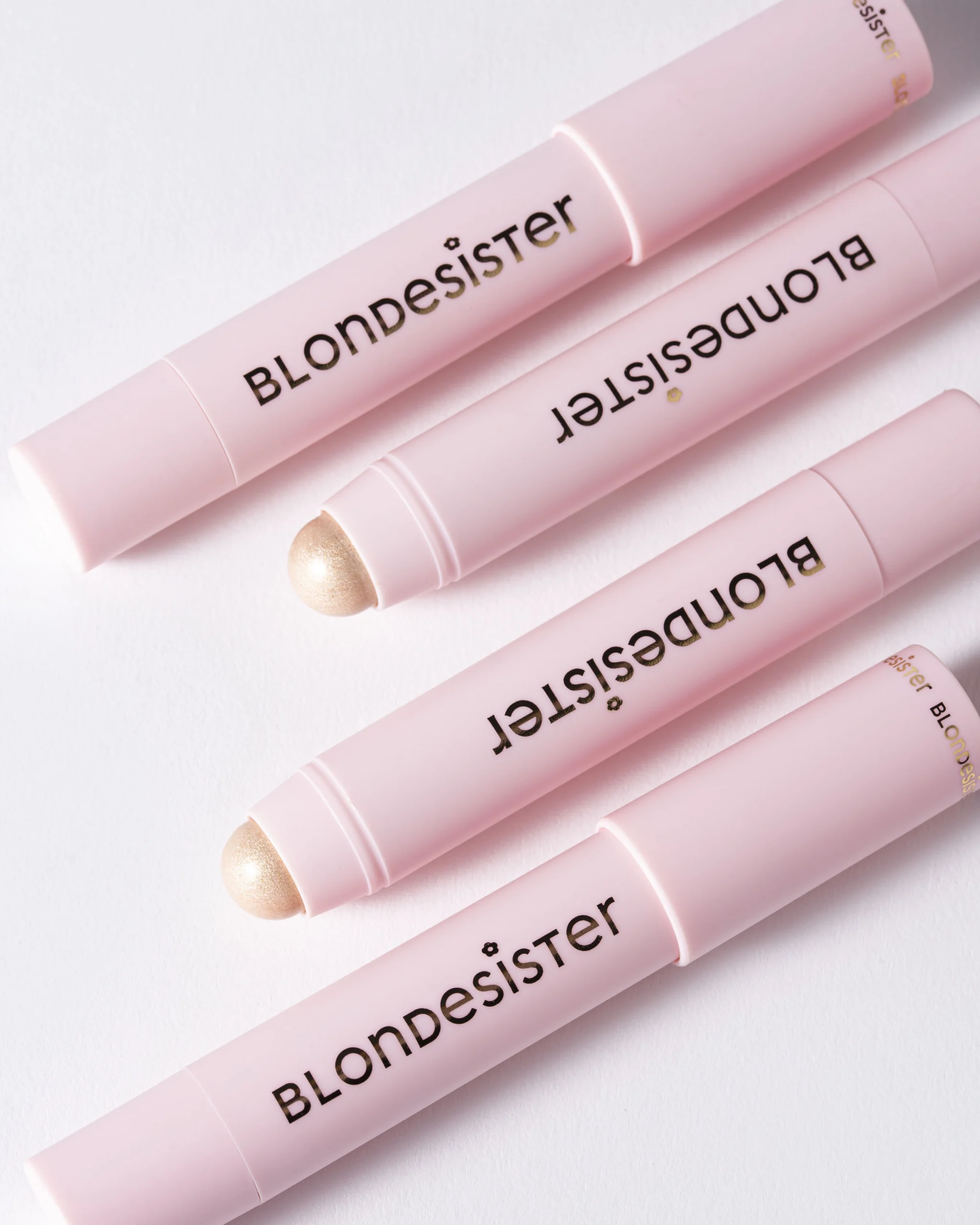 BLONDESISTER švytėjimo suteikianti kreidelė Ready to glow, 3 g